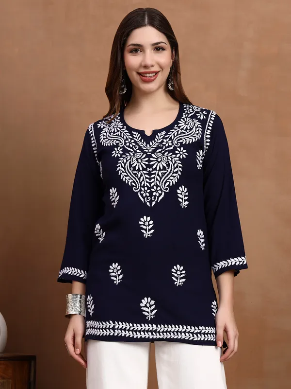 Syrish_Black_White_Floral_Chikankari_Embroidered_Rayon_Kurta