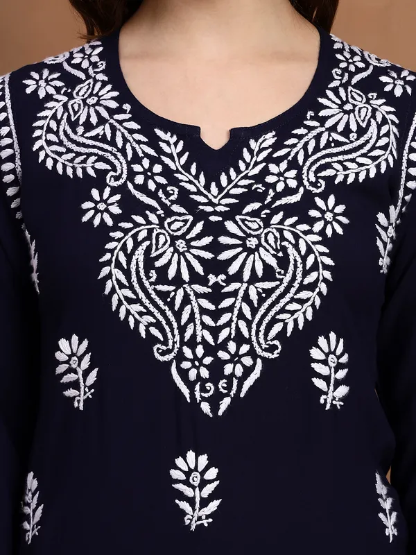 Syrish_Black_White_Floral_Chikankari_Embroidered_Rayon_Kurta