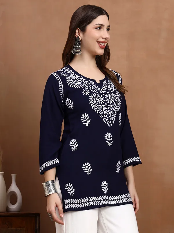 Syrish_Black_White_Floral_Chikankari_Embroidered_Rayon_Kurta