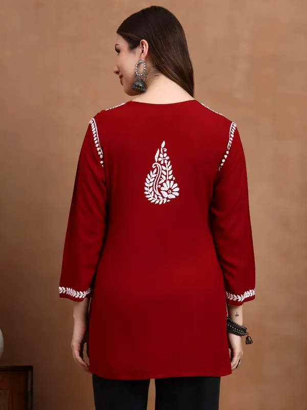 Syrish_Maroon_White_Floral_Chikankari_Embroidered_Rayon_Kurta