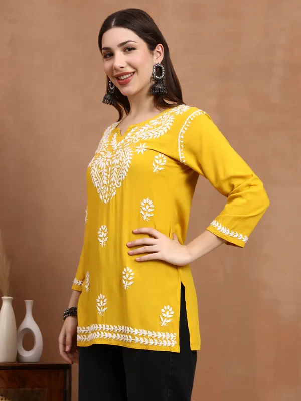 Syrish_Yellow_White_Floral_Chikankari_Embroidered_Rayon_Kurta