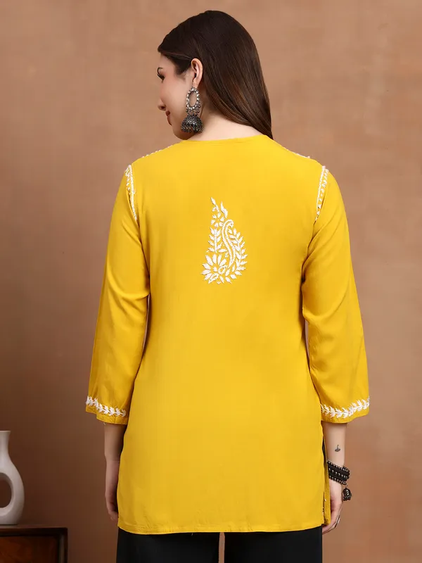Syrish_Yellow_White_Floral_Chikankari_Embroidered_Rayon_Kurta