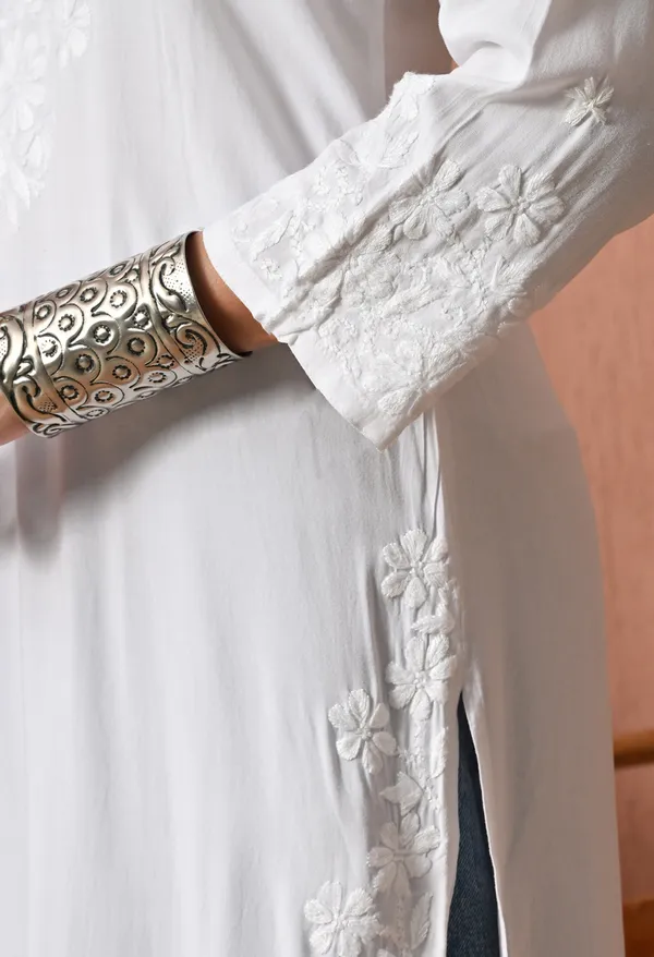 Syrish_Elegance_Handcrafted_Rayon_Chikankari_Kurta-_White
