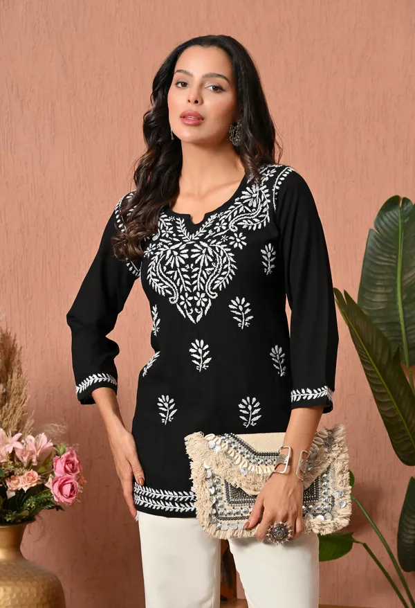 Syrish_Black_White_Floral_Chikankari_Embroidered_Rayon_Kurta