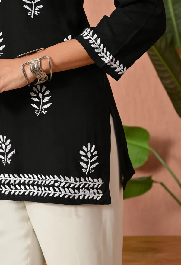 Syrish_Black_White_Floral_Chikankari_Embroidered_Rayon_Kurta
