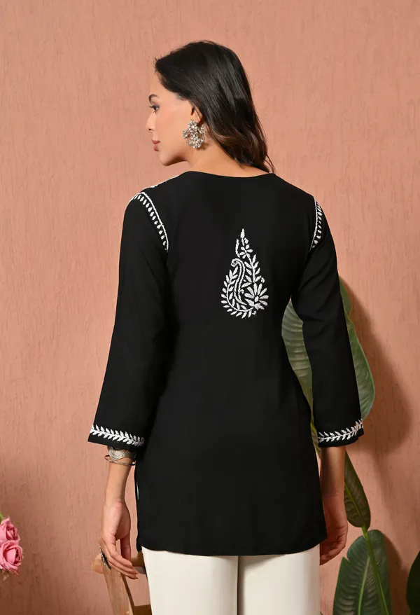 Syrish_Black_White_Floral_Chikankari_Embroidered_Rayon_Kurta