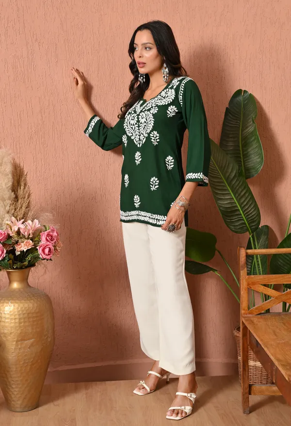 Syrish_Green_White_Floral_Chikankari_Embroidered_Rayon_Kurta