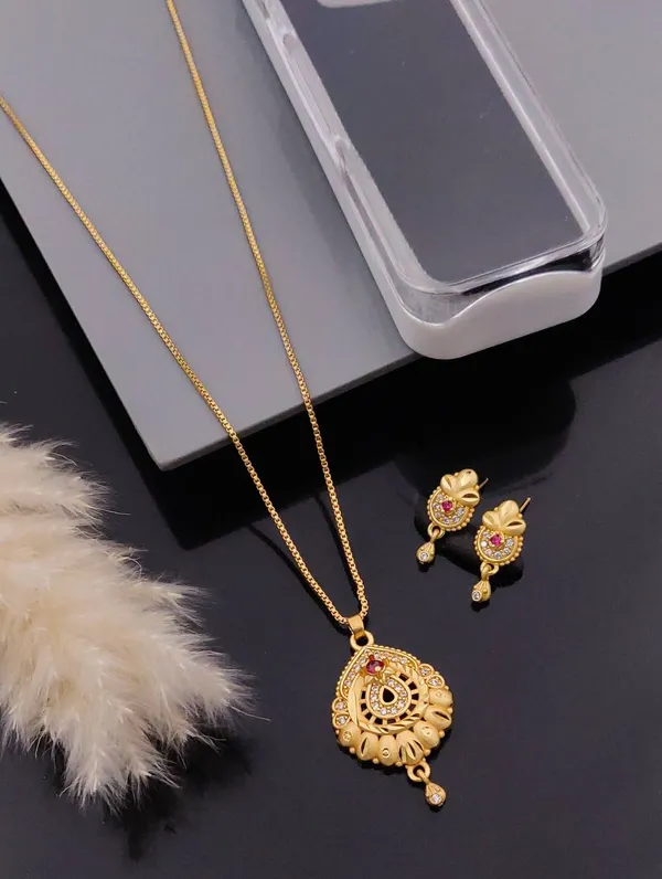 Gold_Brass_Copper_Chain_Pendant_For_Women