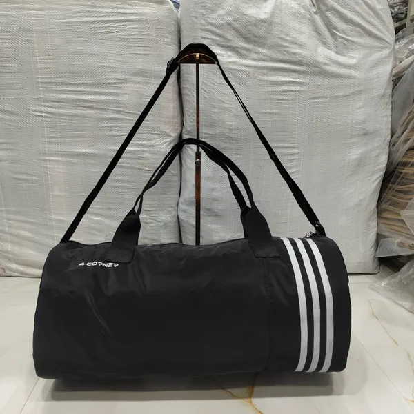 Black_Duffle_Sports_Bag_for_Unisex