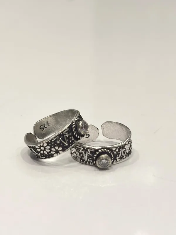 Silver-Tone_Oxidised_Adjustable_Toe_Rings_for_Women