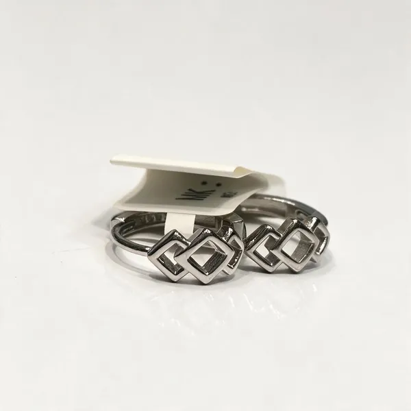 Silver_Elegant_Design_Earrings_For_Women