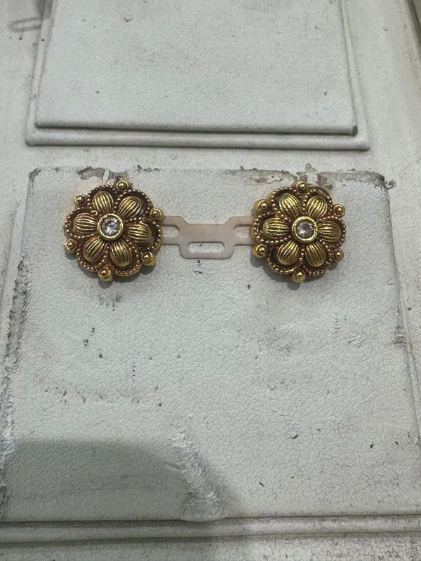 Gold_Tone_Floral_Decorative_Blouse_Clasp_for_Women