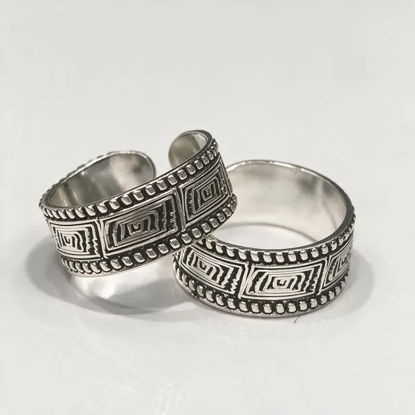 Silver_Tone_Geometric_Engraved_Band_Toe_Rings_For_Women