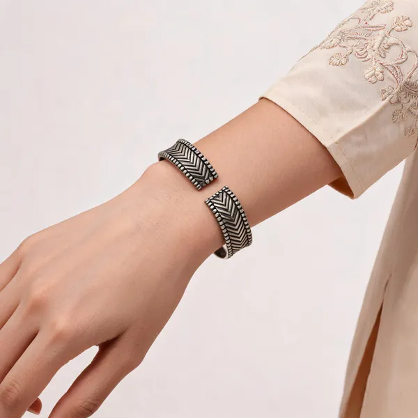 Silver_Oxidised_Chevron_Pattern_Bangles_For_Women