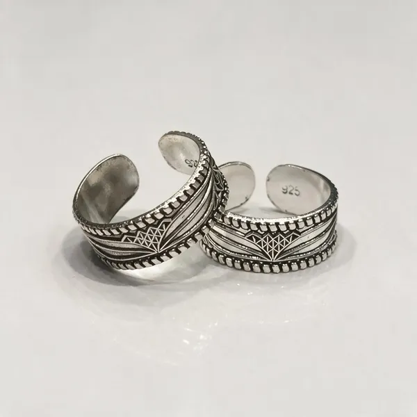 Silver-Tone_Oxidised_Geometric_Engraved_Toe_Rings_For_Women