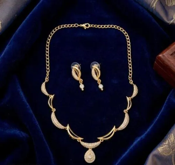 Gold_Tone_Leaf_Teardrop_Pendant_Necklace_And_Earrings_Set_For_Women