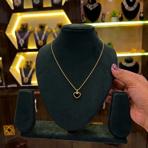 Gold_Tone_Black_Heart_Pendant_Necklace_For_Women