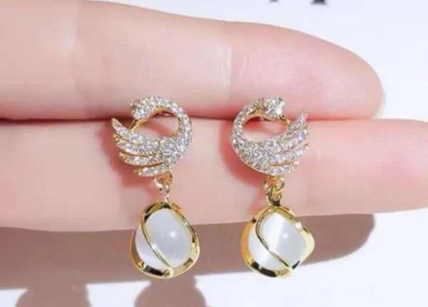 Gold_Tone_Crystal_Bird_Motif_Teardrop_Earrings_For_Women