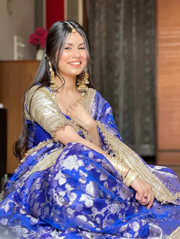 Gulab_Jaal_Mirror_Work_Banarasi_Saree_With_Heavy_Lace_Border_Navy