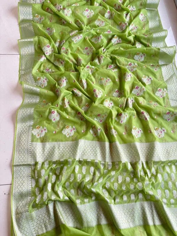 Green_Woven_Floral_Saree_for_Women