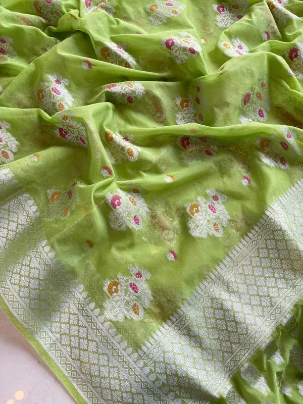 Green_Woven_Floral_Saree_for_Women