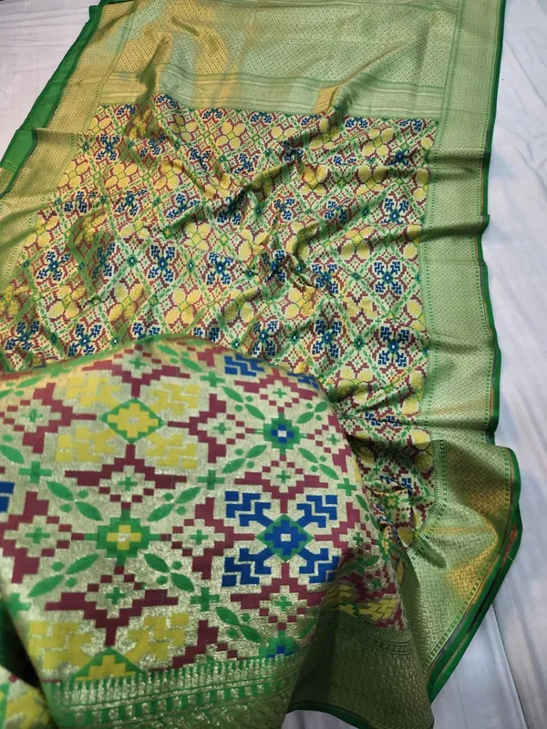 Green_Silk_Geometric_Woven_Saree_for_Women