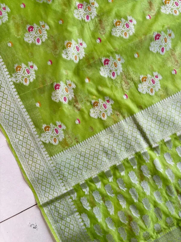 Green_Woven_Floral_Saree_for_Women