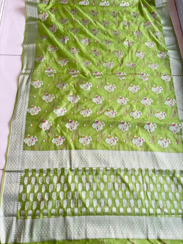 Green_Silk_Floral_Woven_Saree_for_Women