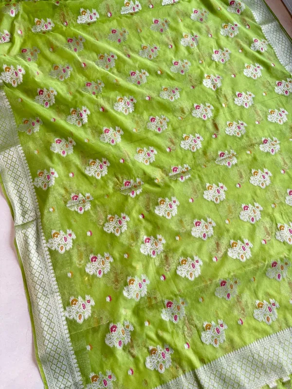 Green_Woven_Floral_Saree_for_Women