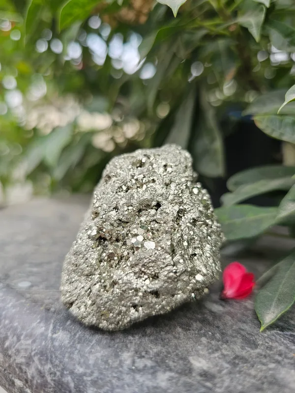 Natural_Metallic_Mineral_Rock_Specimen