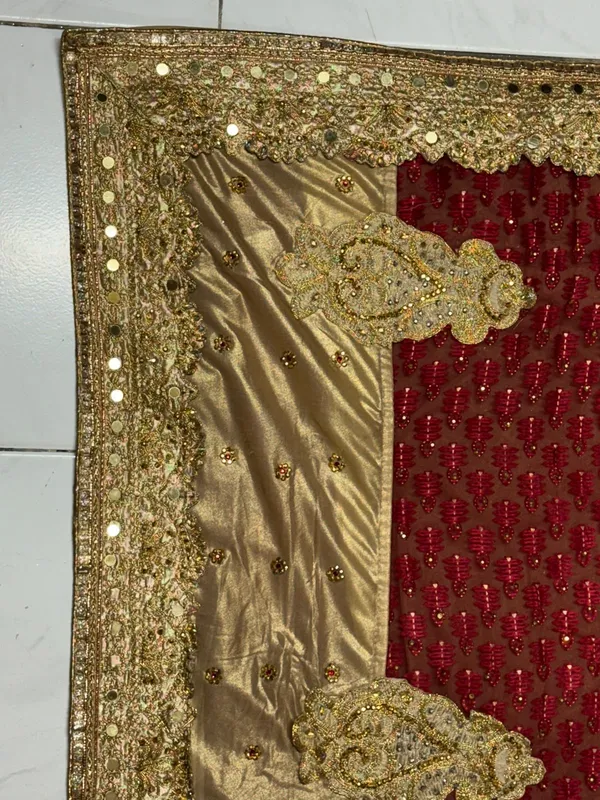 Gold_Embellished_Traditional_Saree_for_Women