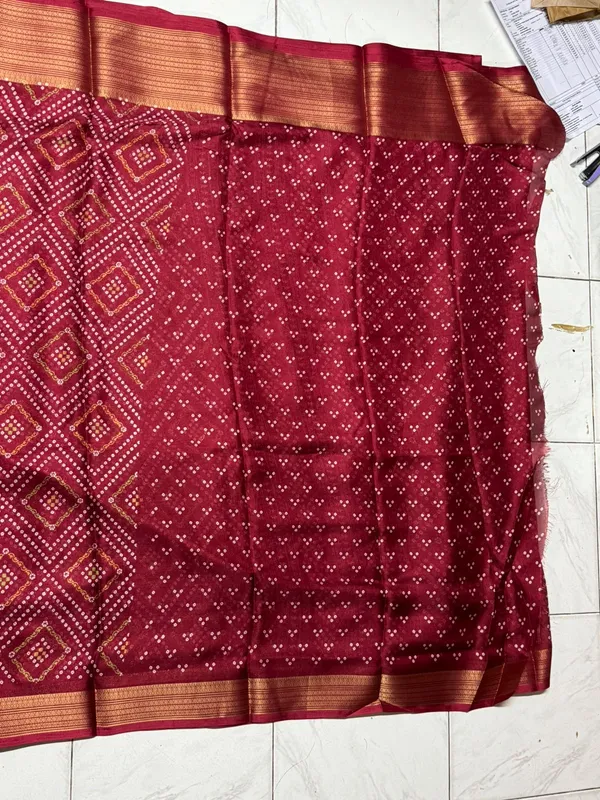 Maroon_Geometric_Pattern_Saree_for_Women