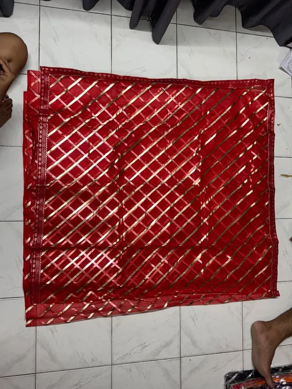 Red_Gold_Tone_Checked_Saree_For_Women