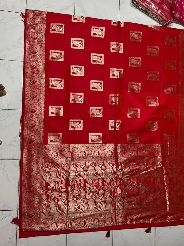 Red_Traditional_Woven_Motif_Saree_for_Women