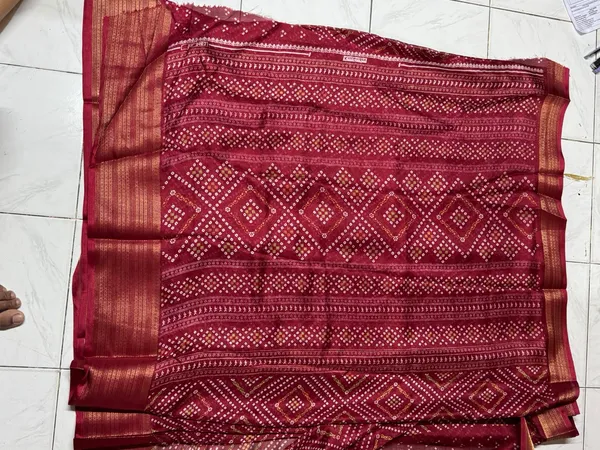 Maroon_Geometric_Pattern_Saree_for_Women
