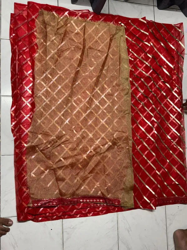 Red_Gold_Tone_Checked_Saree_For_Women