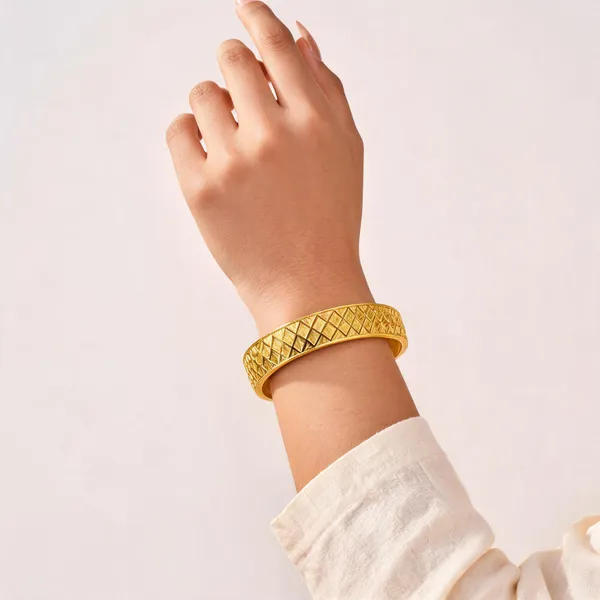 Gold_Alloy_Geometric_Textured_Bangle_For_Women