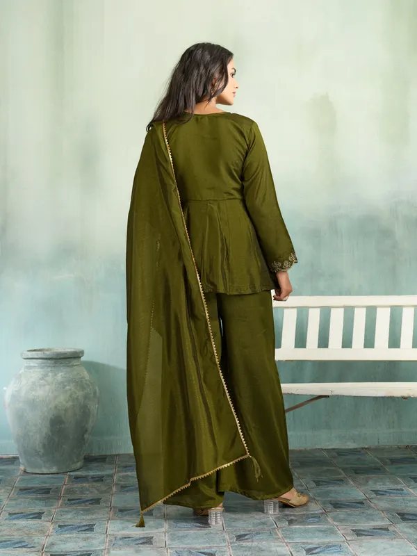 Olive_Cotton_Silk_Straight_Embroidered_Kurta_Set_For_Women
