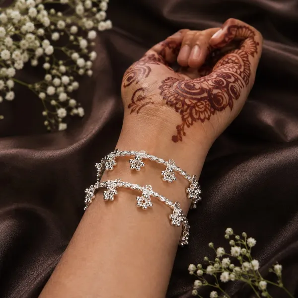 Silver_Tone_Floral_Charm_Payal_Set_For_Women