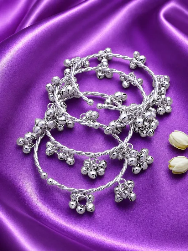 Silver_Tone_Floral_Charm_Payal_Set_For_Women