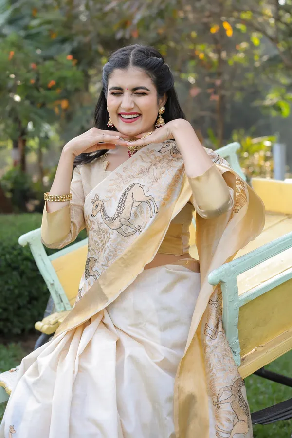Off_White_Assam_Silk_Woven_Animal_Motif_Saree_For_Women