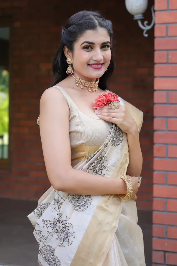 Off_White_Assam_Silk_Woven_Wheel_Motif_Saree_For_Women