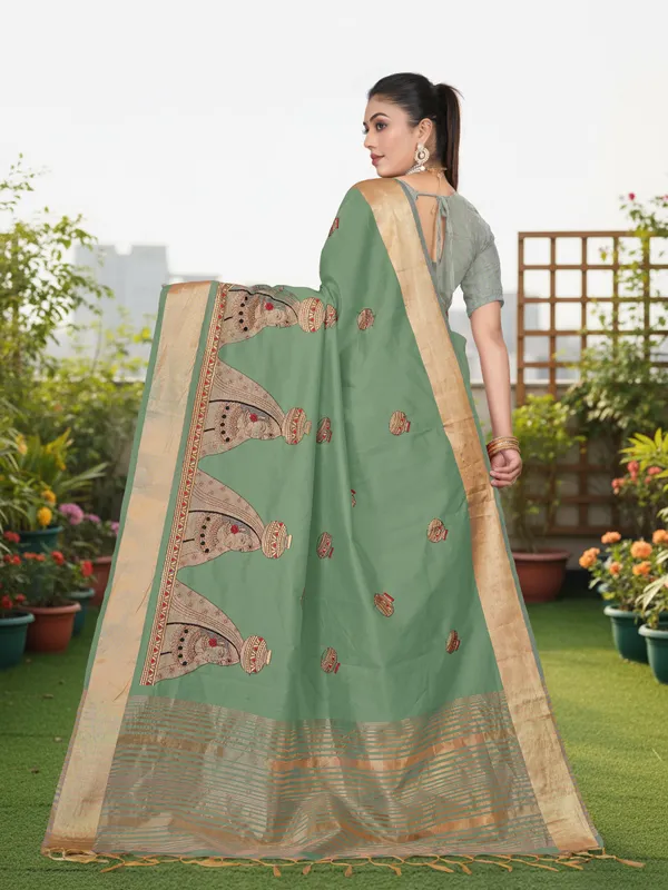Deep_Green_Matka_Silk_Portrait_Motif_Saree_For_Women