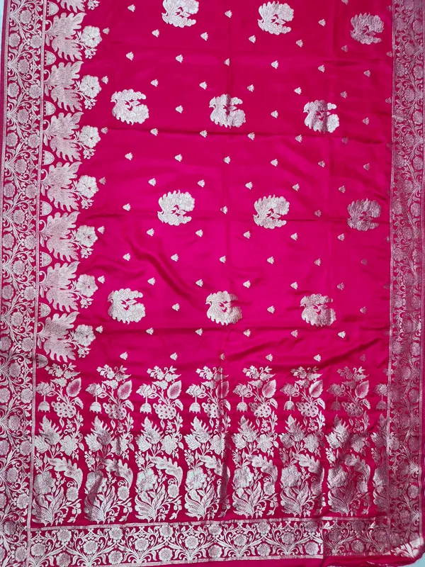 Magenta_Woven_Silver_Motif_Saree_for_Women