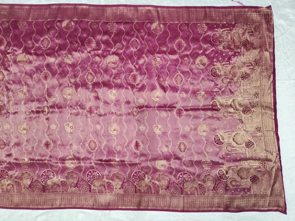 Magenta_Woven_Zari_Saree_For_Women