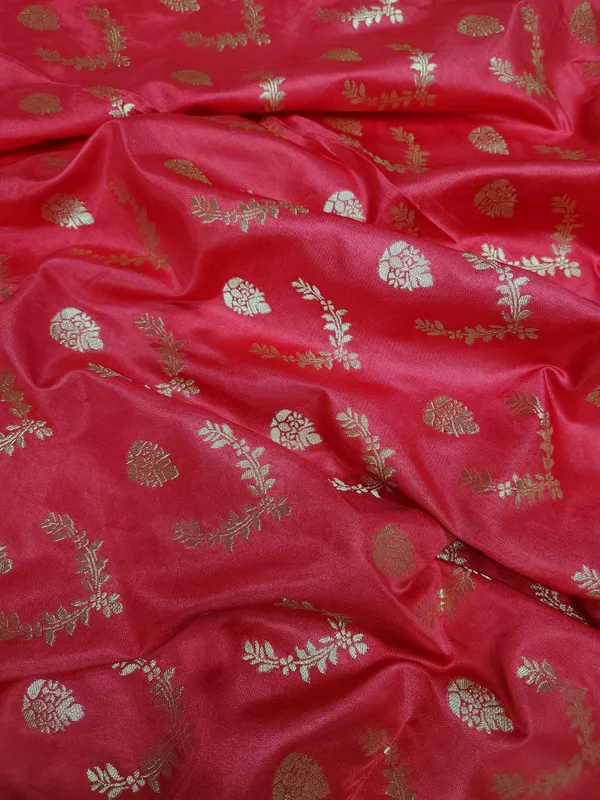 Red_Woven_Traditional_Zari_Saree_for_Women