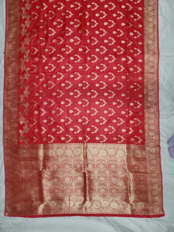 Red_Woven_Traditional_Zari_Saree_for_Women