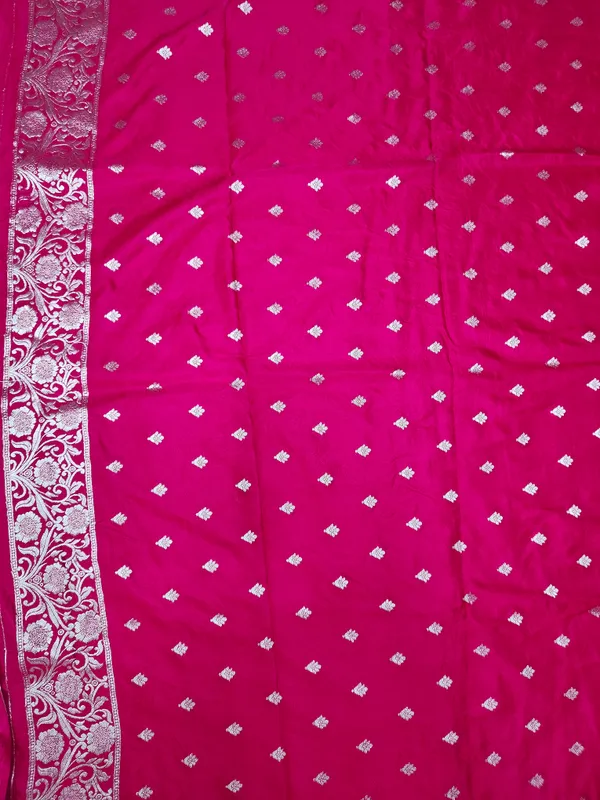 Magenta_Woven_Silver_Motif_Saree_for_Women
