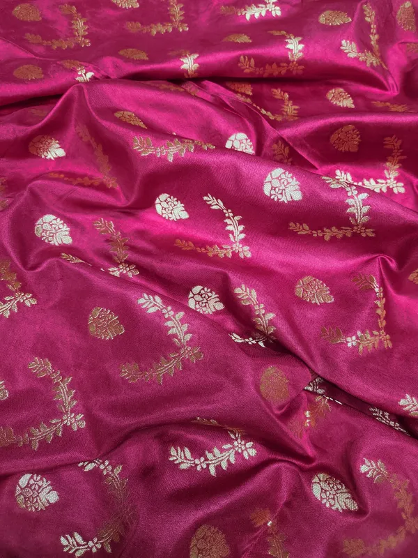 Magenta_Woven_Zari_Saree_For_Women