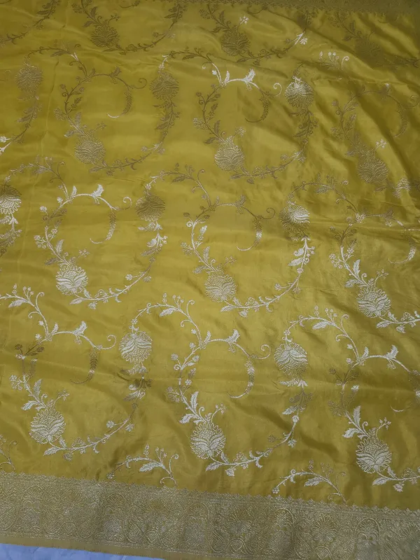 Yellow_Silk_Floral_Zari_Saree_for_Women